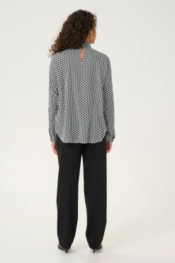 KAamber Blus