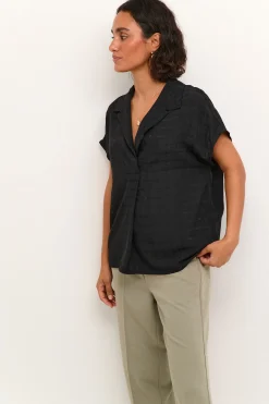 KAjuliane Blus