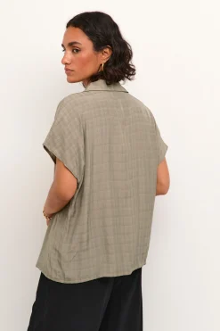 KAjuliane Blus